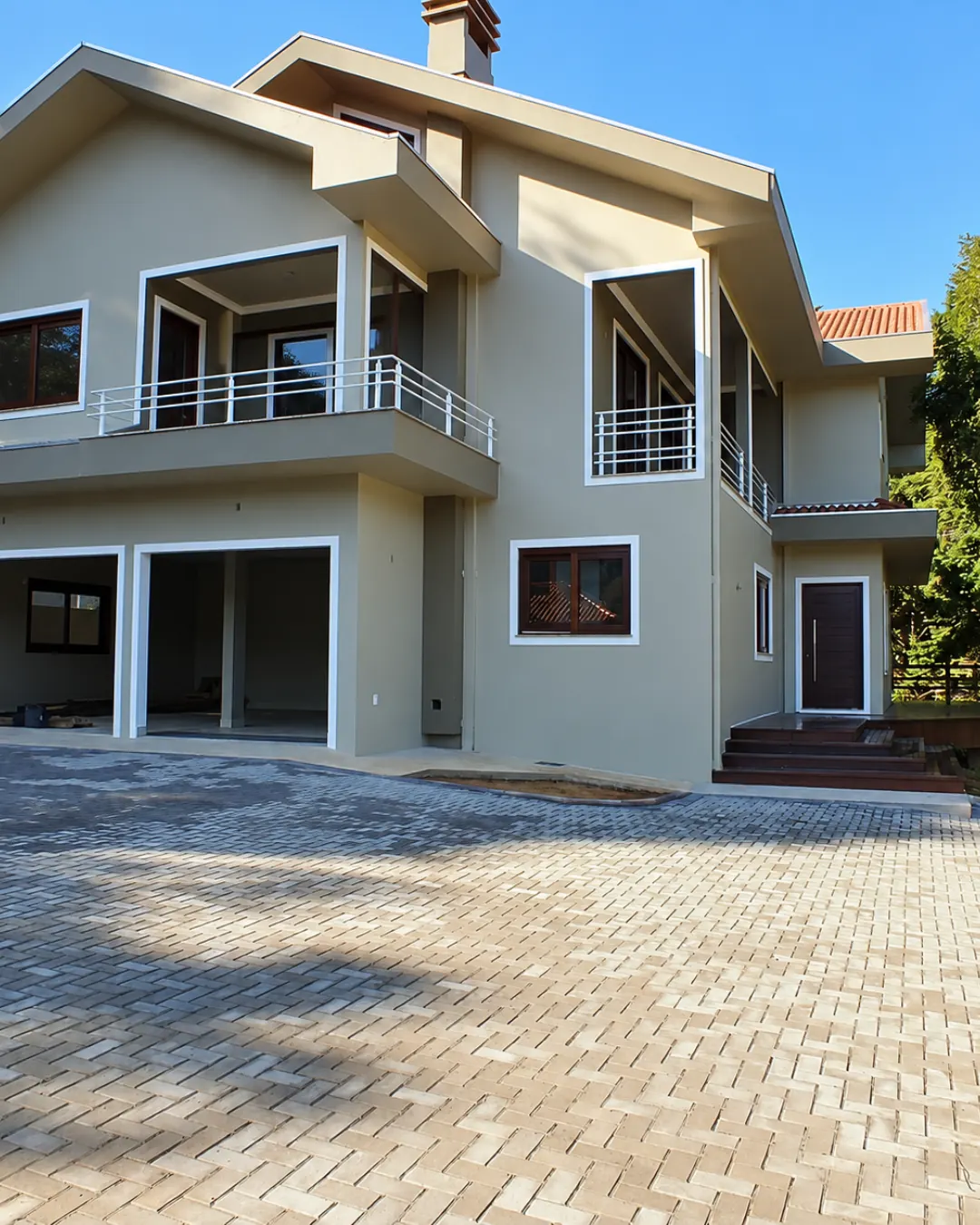 Frente de casa com pátio em paver
