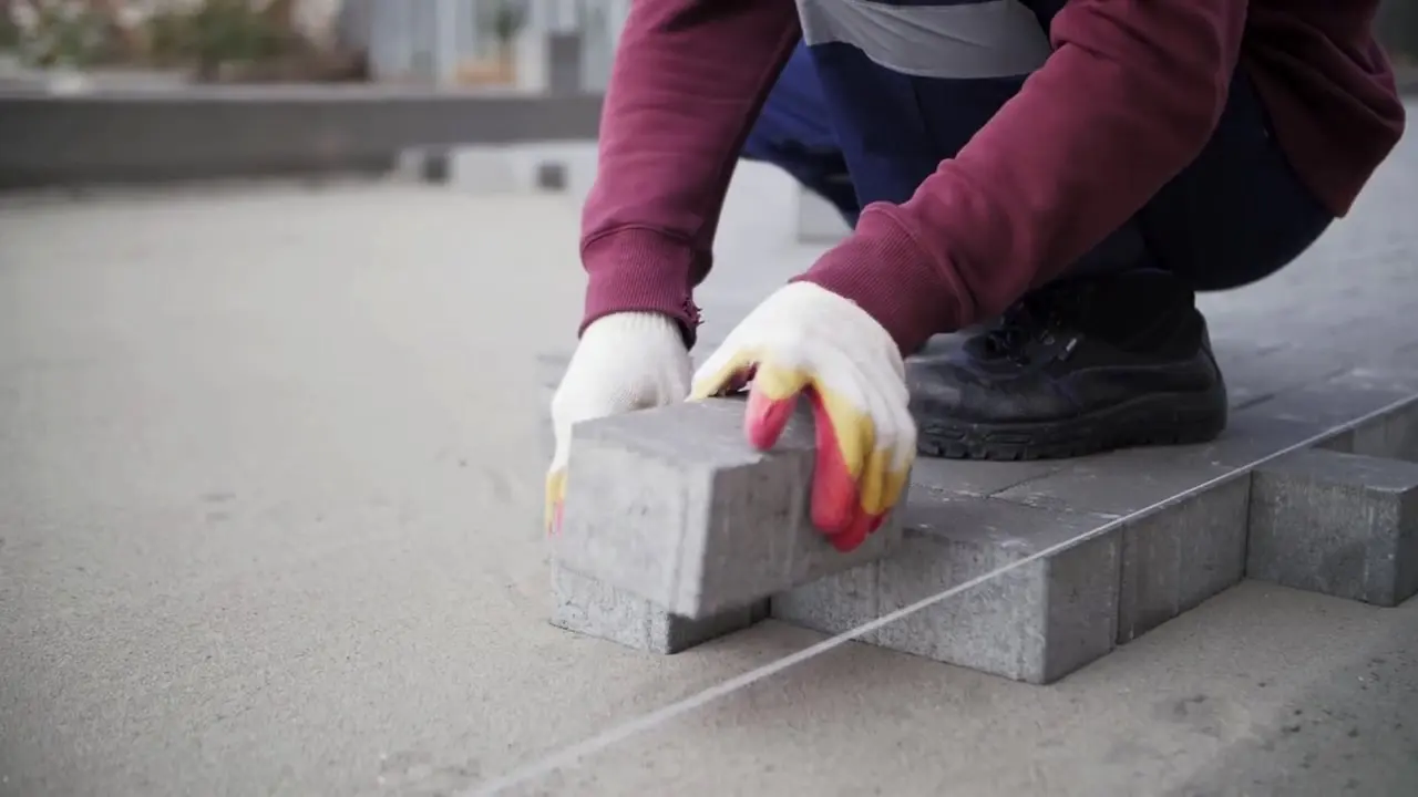 Assentamento de paver bloco a bloco na linha